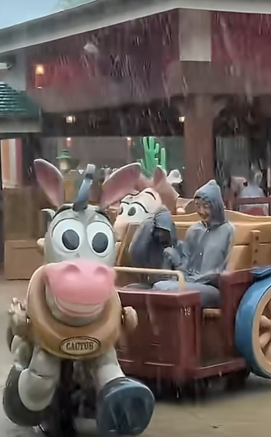 Typhoon Dolphin Hits China's Shanghai, Disneyland Closes Early, 210,000 Evacuated