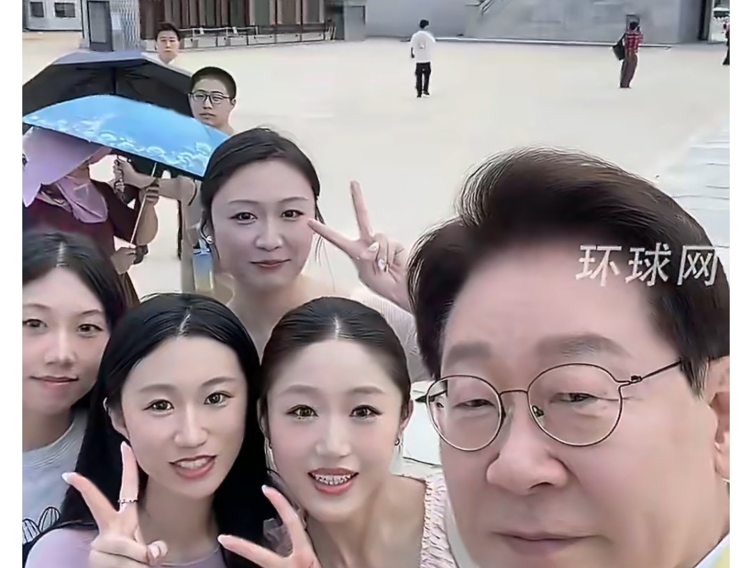 “경복궁서 깜짝 만남”…中관광객 SNS에 ‘李대통령과의 셀카’ 화제