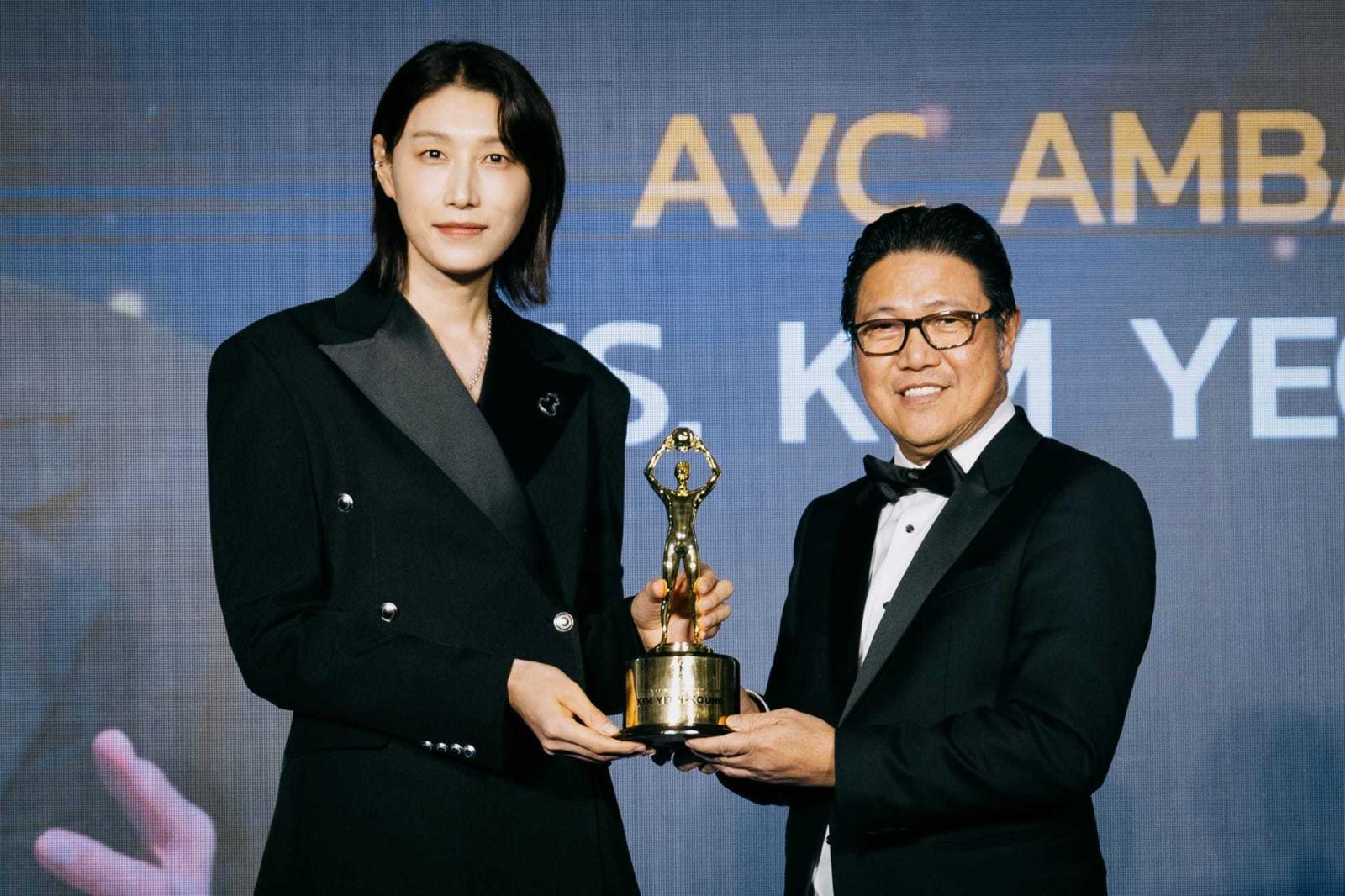 ‘배구 여제’ 김연경, AVC 공로상 수상…“다음 세대 위해 최선”