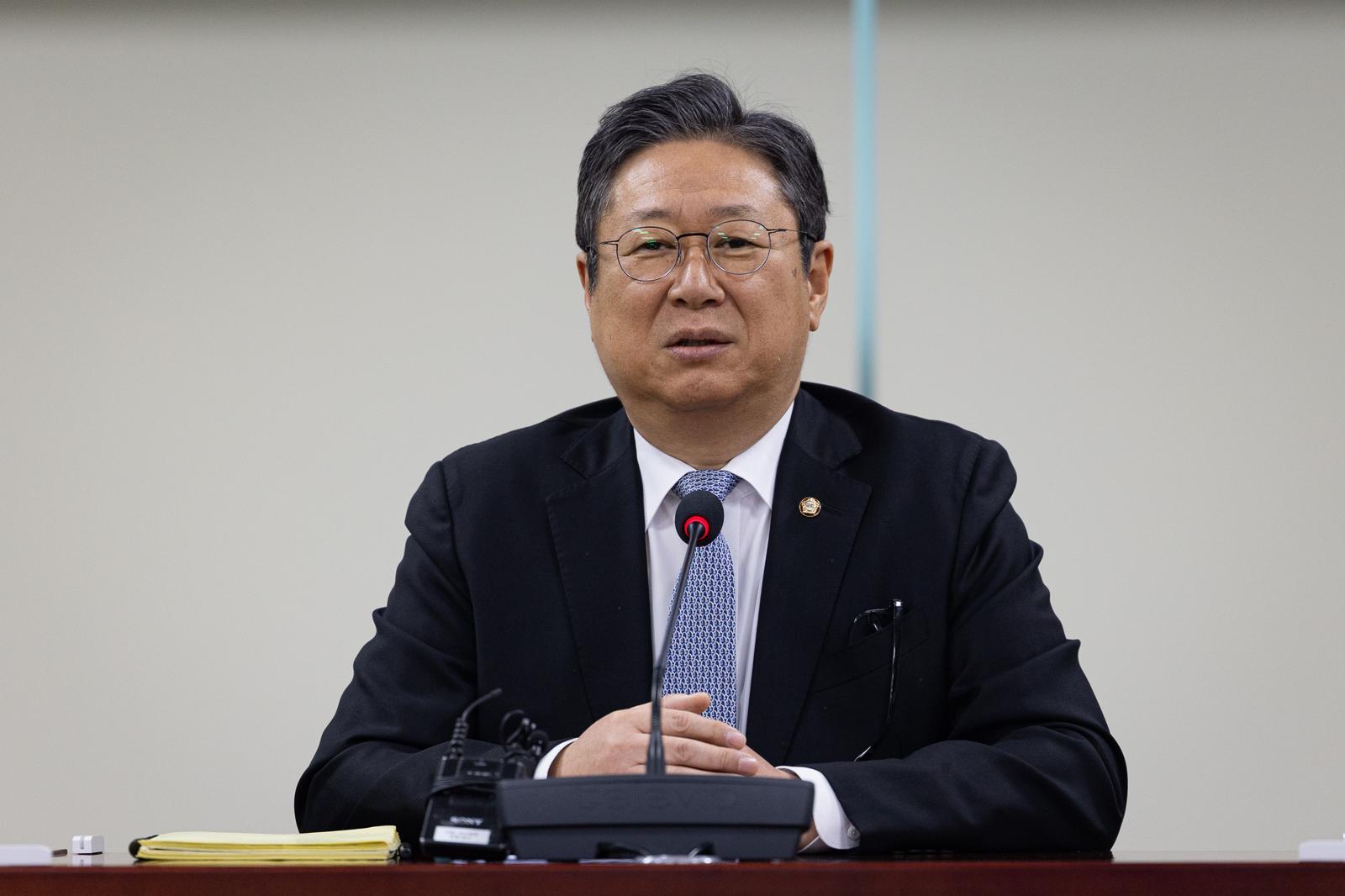 황희, 폐버스 개조 ‘버스 하우스’ 제안 논란에 사과 “청년들 마음 살피지 못해”