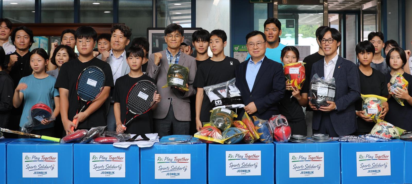 전북 학생이 쓰던 양궁 활-축구공, 아프리카에 선물
