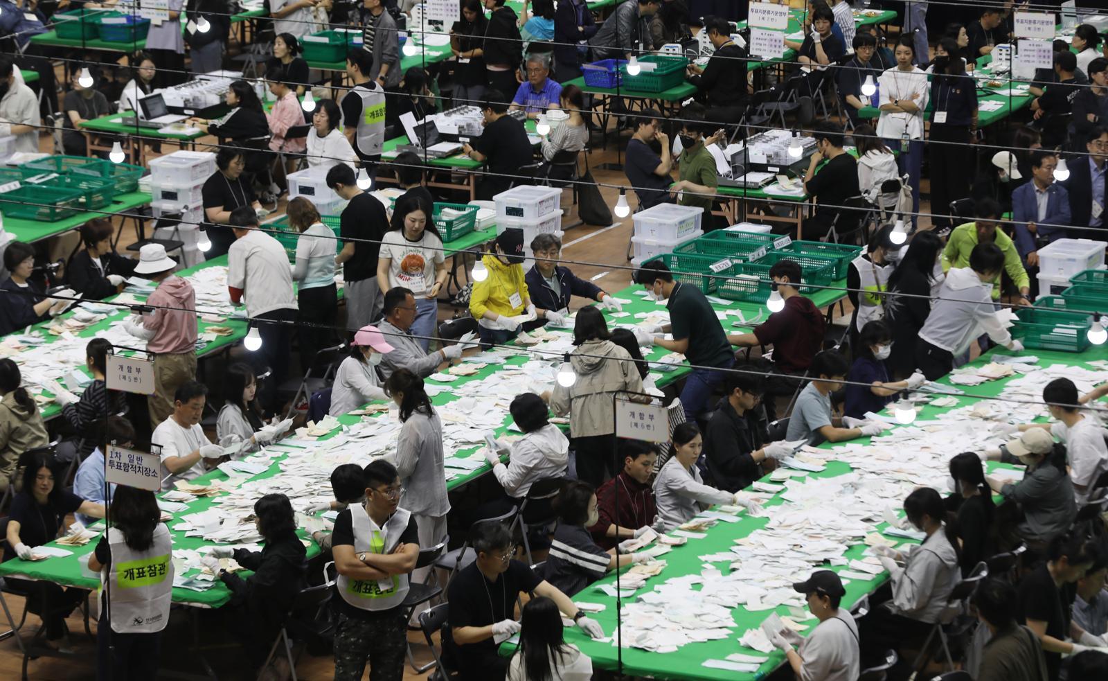 제9회 전국동시지방선거 및 국회의원 재·보궐선거일인 6월 3일 부산 동래구 사직실내체육관에 마련된 개표소에서 개표사무원들이 투표지 분류 작업을 하고 있다. 2026.6.3 ⓒ 뉴스1
