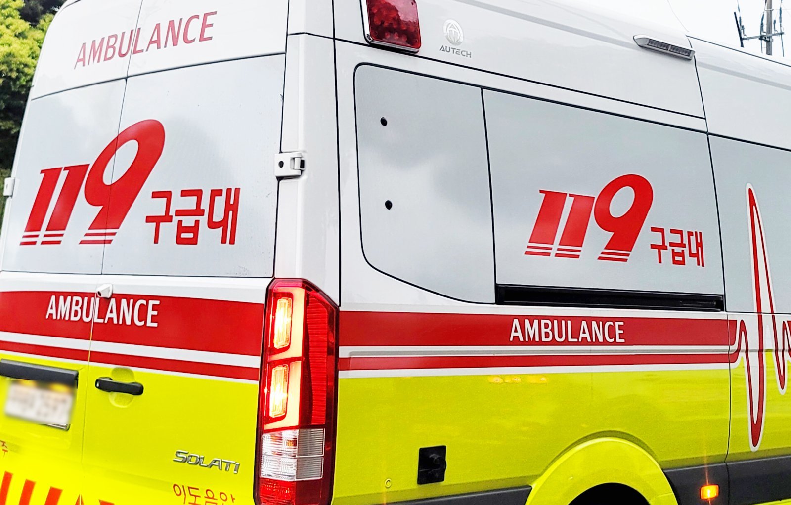 환자 이송 후 복귀하던 구급차, 오토바이 사고 현장서 60대 구조