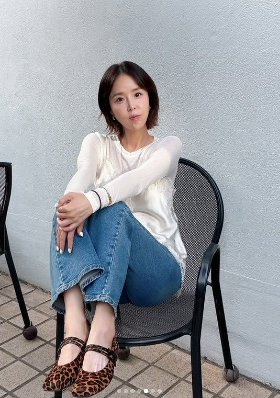 신지 “의자에 발 올린 거 아니고 들고 있는 거” 사진 속 포즈 해명