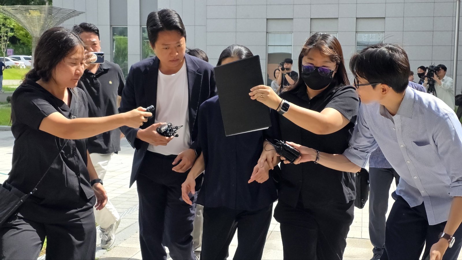 손자 학대치사 의혹 외할머니 구속 기로…영장심사 출석 ‘묵묵부답’