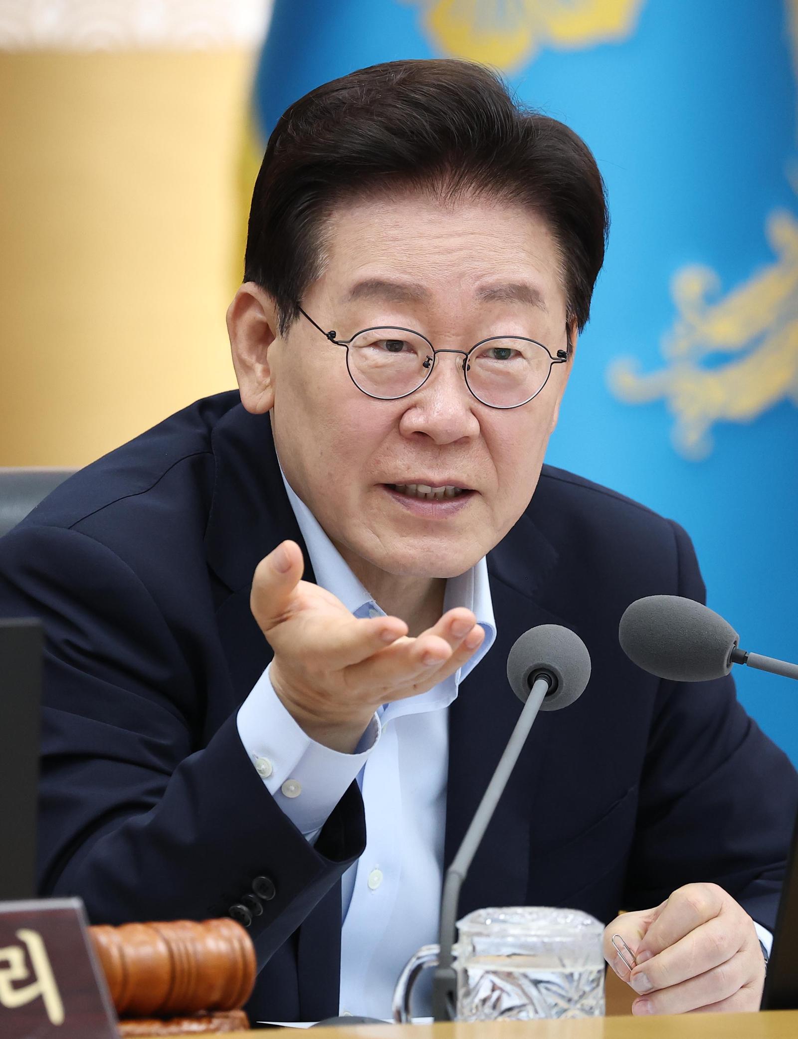 李, 구윤철에 “욕 먹게 돼있으니 무조건 기어서 다니시라”