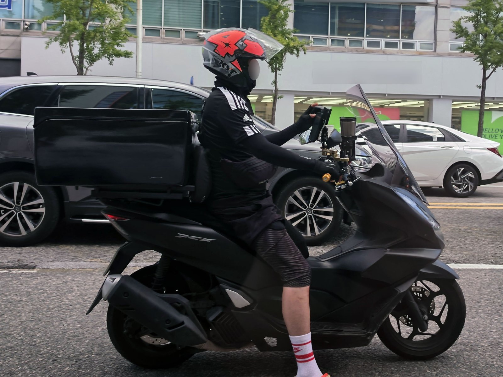 외국인 불법 라이더 급증에…위법한 ‘부당거래’ 택한 단속 당국