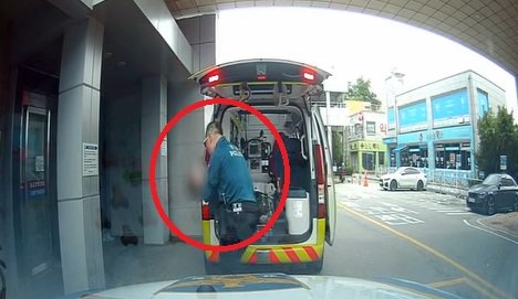 고열로 의식 잃은 14개월 아기…달리는 순찰차서 CPR로 살려 (영상)