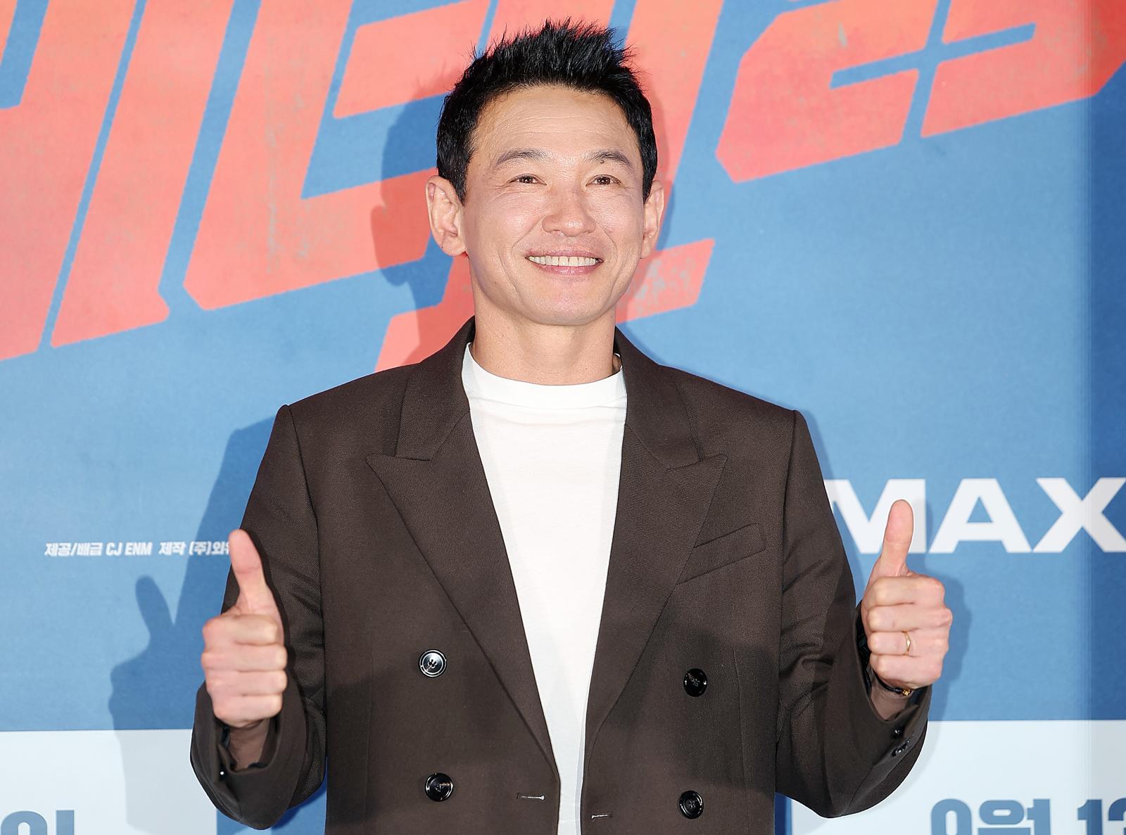 Prosecutors Seek 10 Million Won Fine for Woman Accused of Stalking Actor Hwang Jung-min