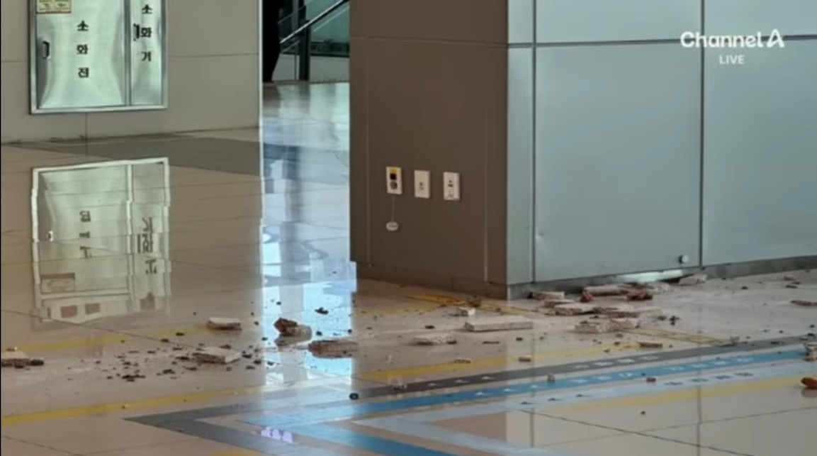 김포공항 천장 대리석 와르르…출발장 승객 ‘아찔’