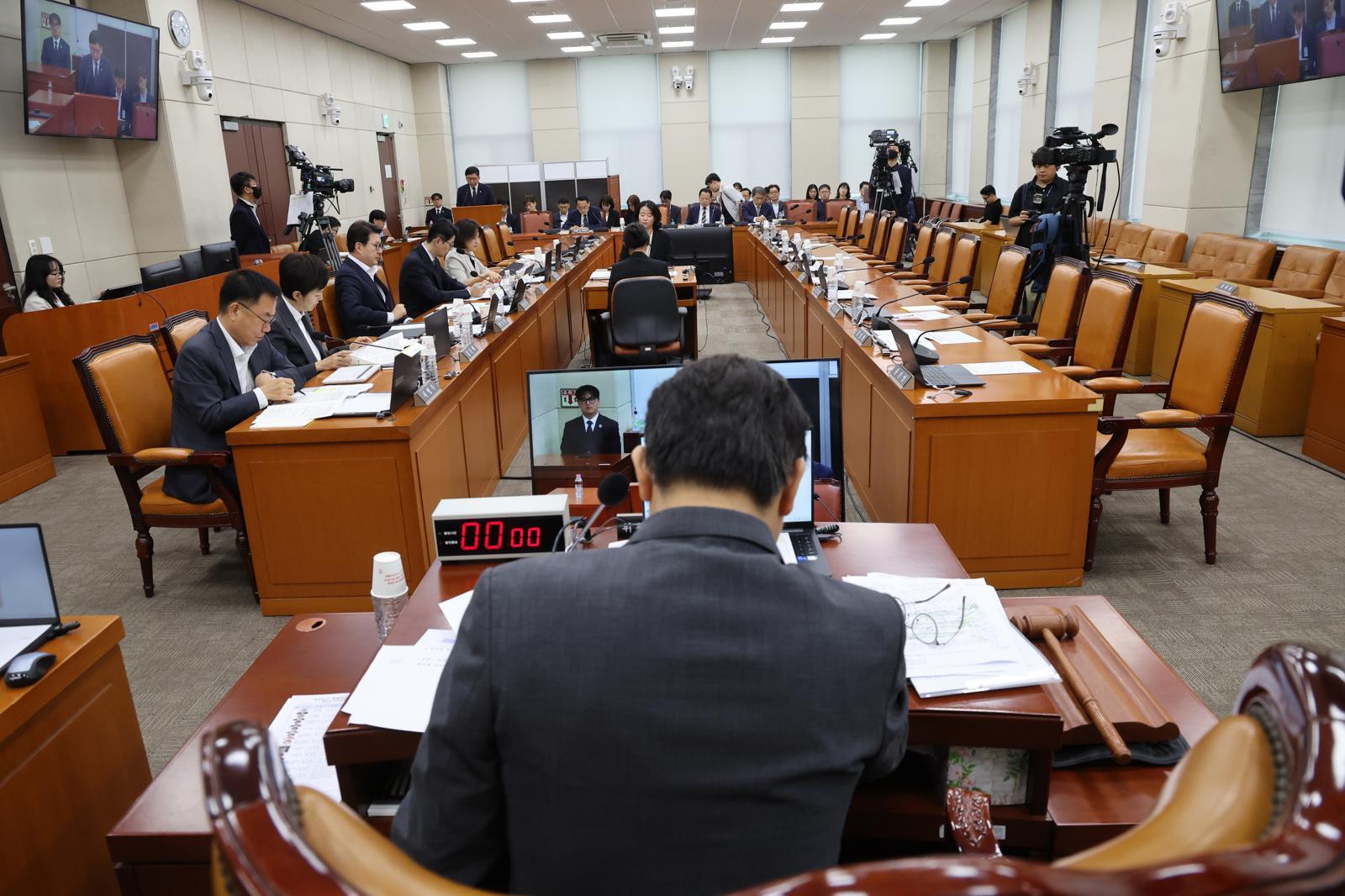 [사설]선관위 의혹 산더미인데… 정쟁에 시간만 허송하는 與野