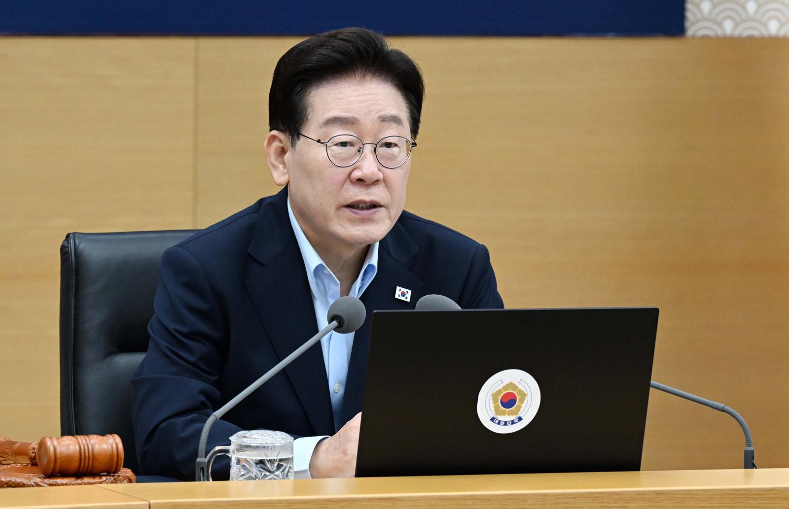 李 “세금 바꾸면 욕먹어… 반론 수용하는게 바람직”
