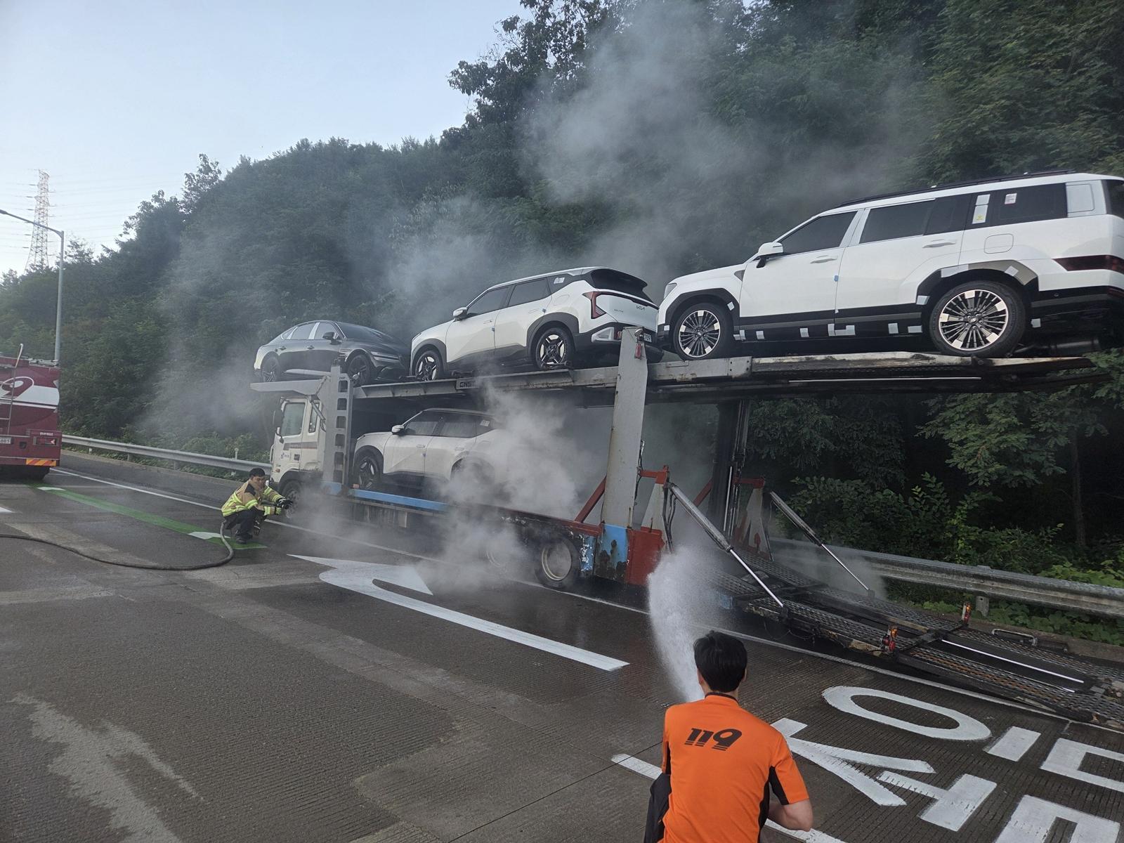 테슬라 실은 탁송차 화재…가뭄 지원 가던 인천 소방관들이 진압