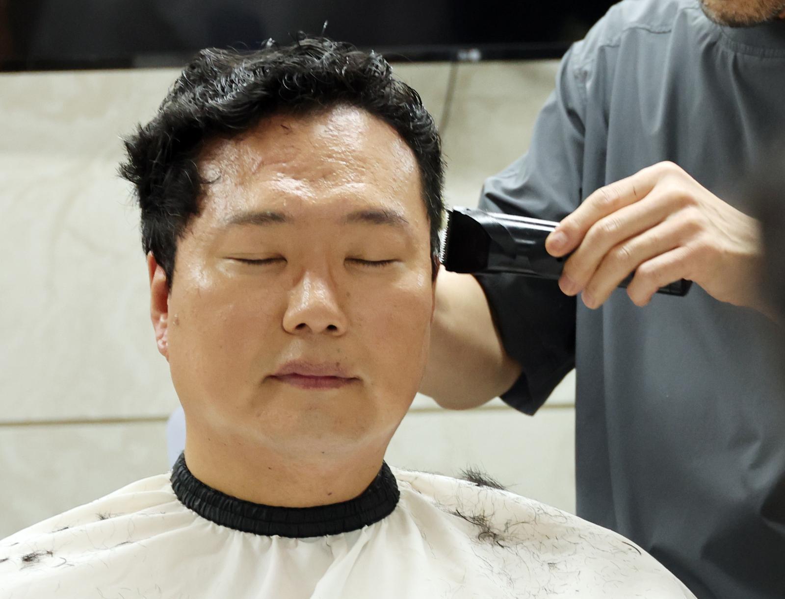 머리 짧게 자른 천하람…현역 국회의원 최초로 논산훈련소 입소