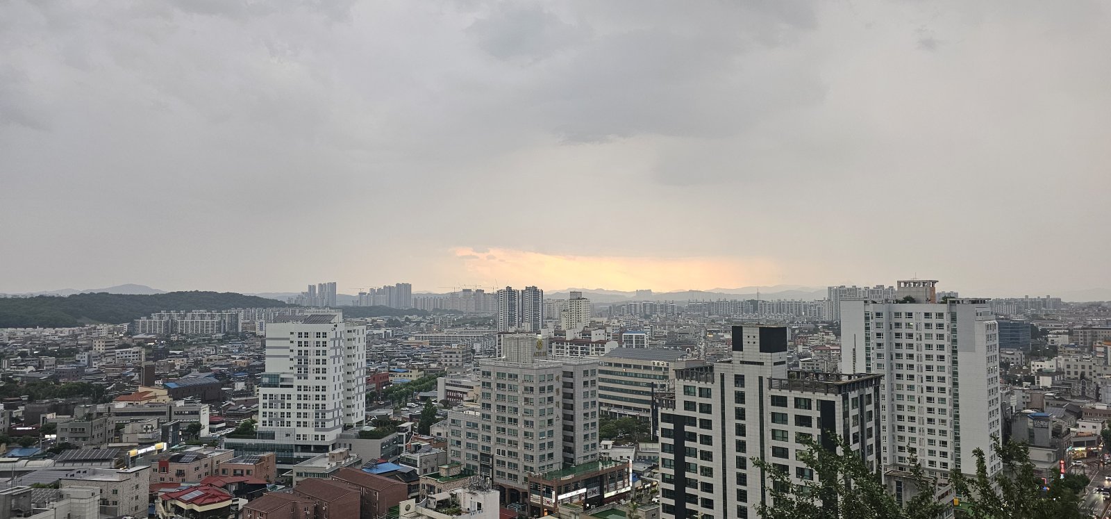 South Korea Faces Scattered Showers, Thunderstorms; Strong Waves Expected on Coasts