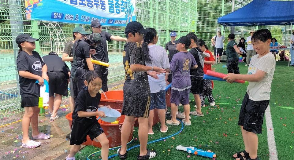 양손에 쌍물총… 워터파크 안 부럽네