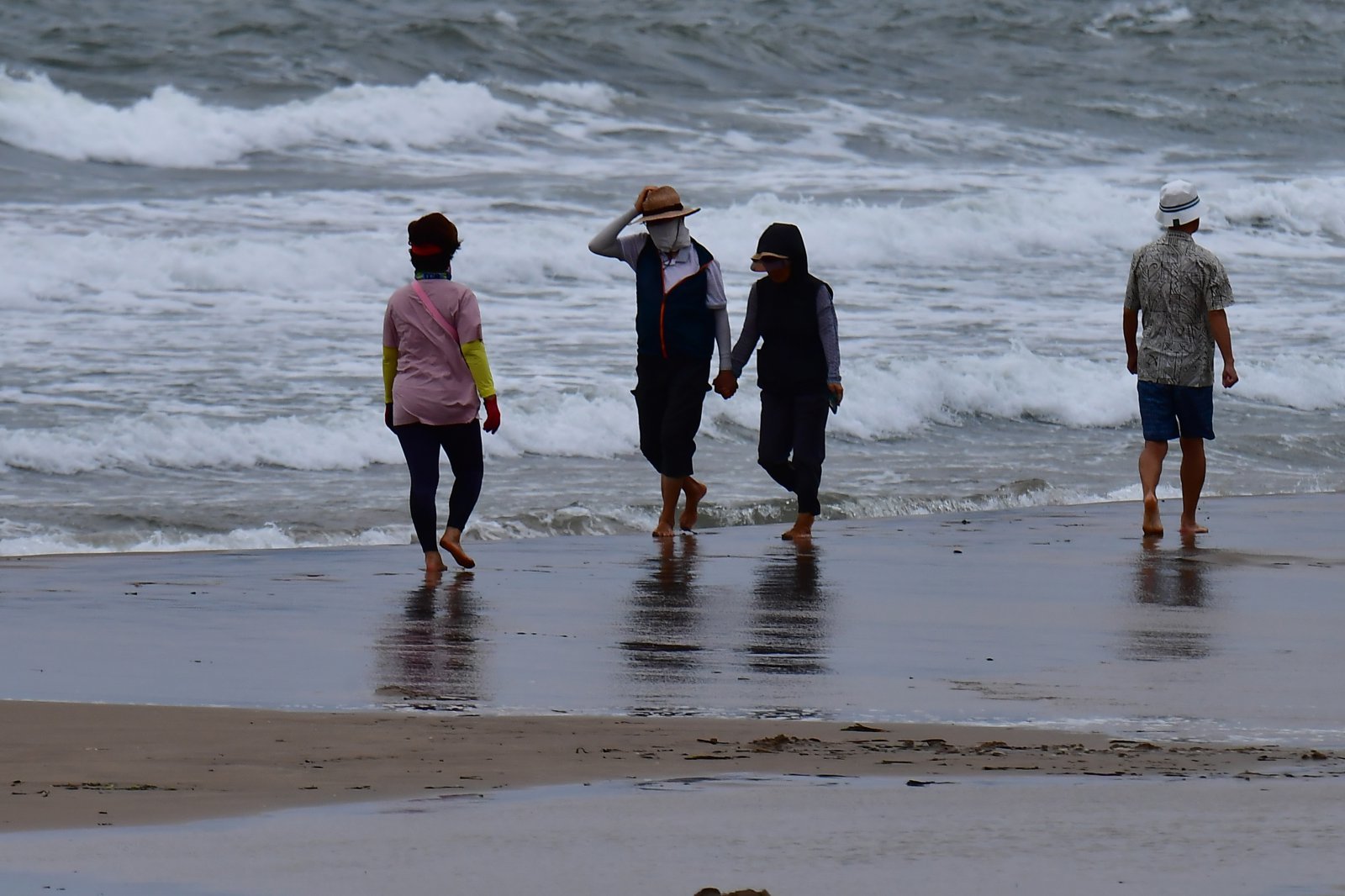 Scattered showers and heat expected across South Korea; coastal warnings issued