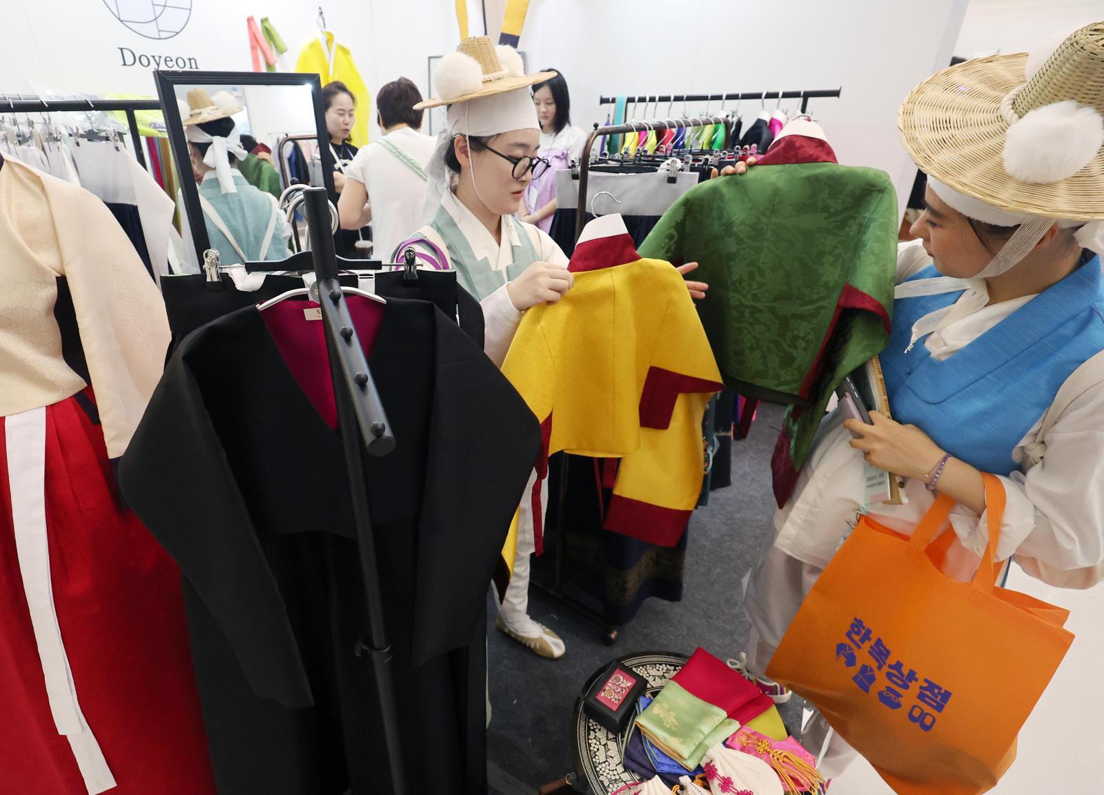 국내 최대 한복박람회 관람객 북적