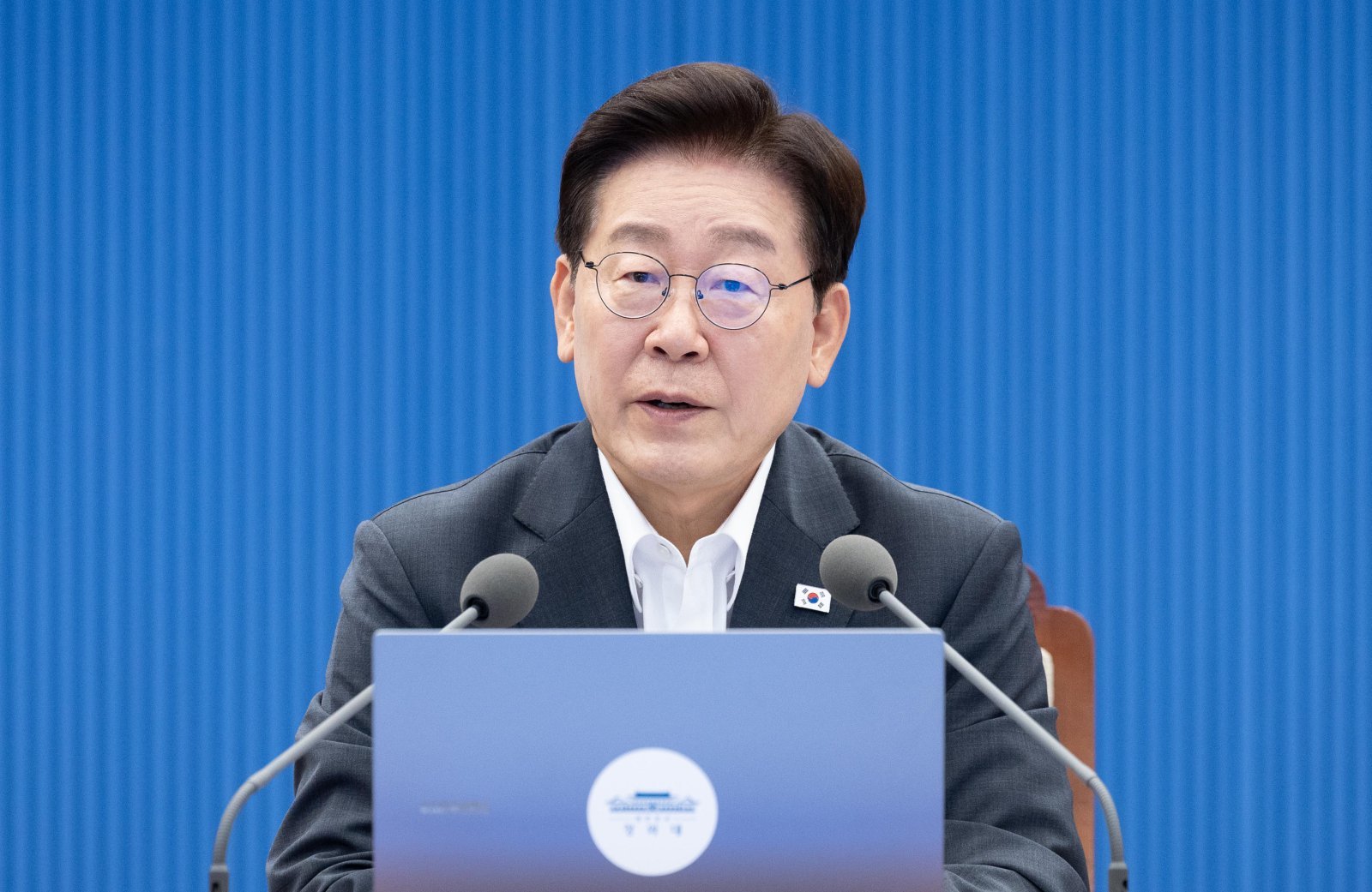 靑, 李지지율 최저치에 “국정운영 세심히 점검…부동산 성과로 답 드릴 것”