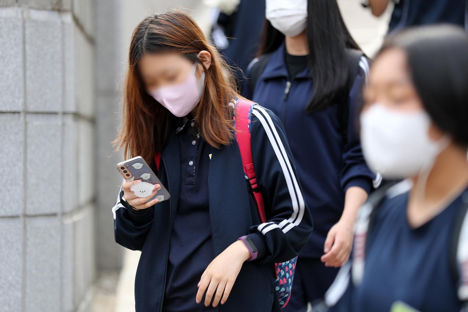 Expand 'smartphone-free schools' nationwide, establish digital detox in classrooms