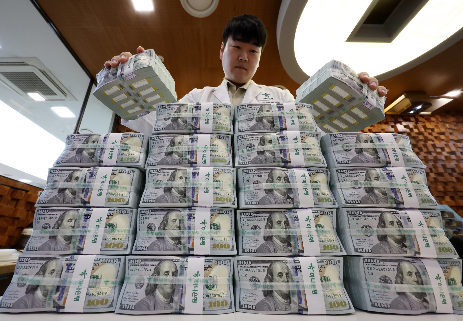 원화값 한 달 새 9.4% ‘껑충’…주요국 통화 중 상승폭 1위