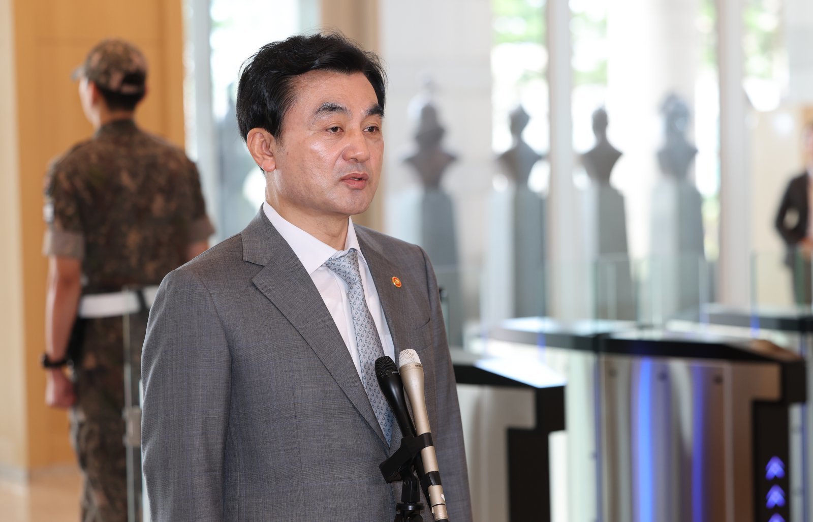 안규백 장관 “사관학교 현체제 유지 어려워…국방개혁 박차”