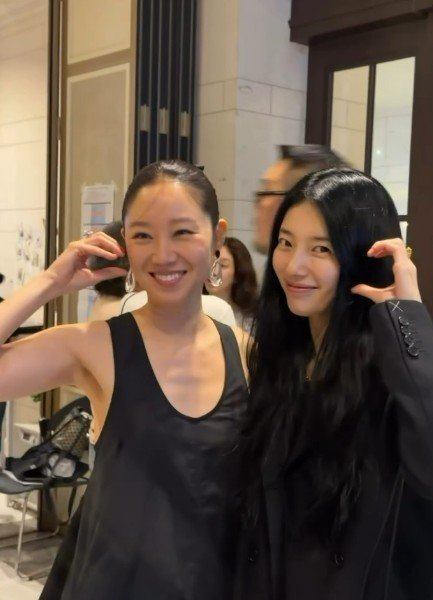 수지·공효진, 얼굴 맞대고 볼하트…남다른 응원센스