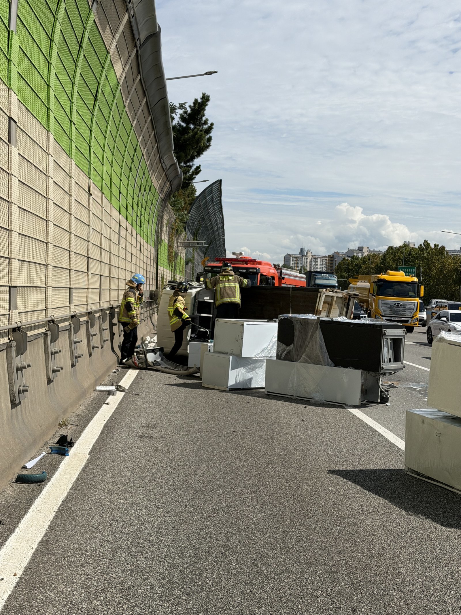 Cargo Trucks Collide on Seoul Expressway; One Overturns