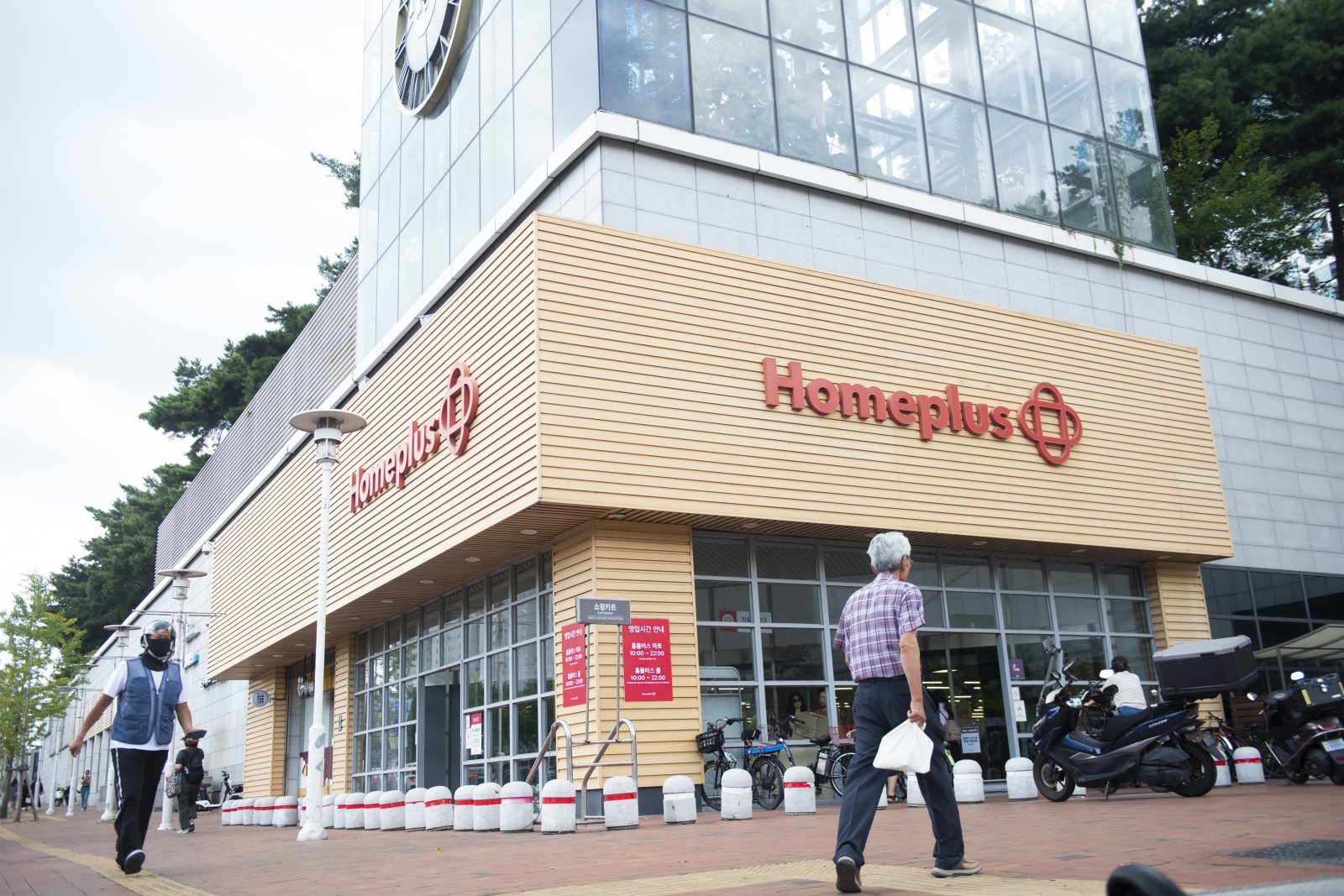 Homeplus reopens 67 stores after securing emergency funds; suppliers receive 5.4 trillion won in relief