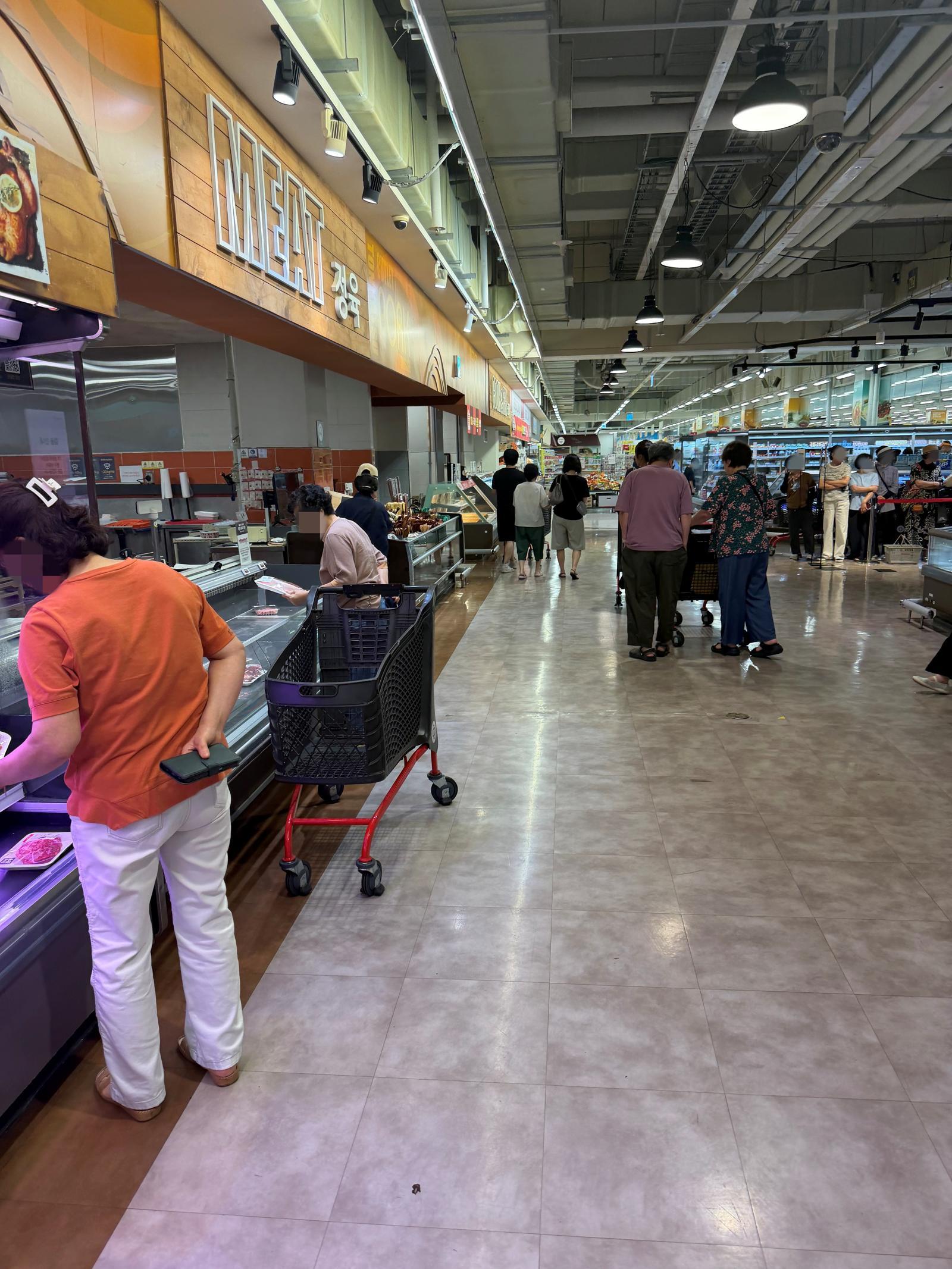 Homeplus Chuncheon store reopens to crowds, discounts sell out fast
