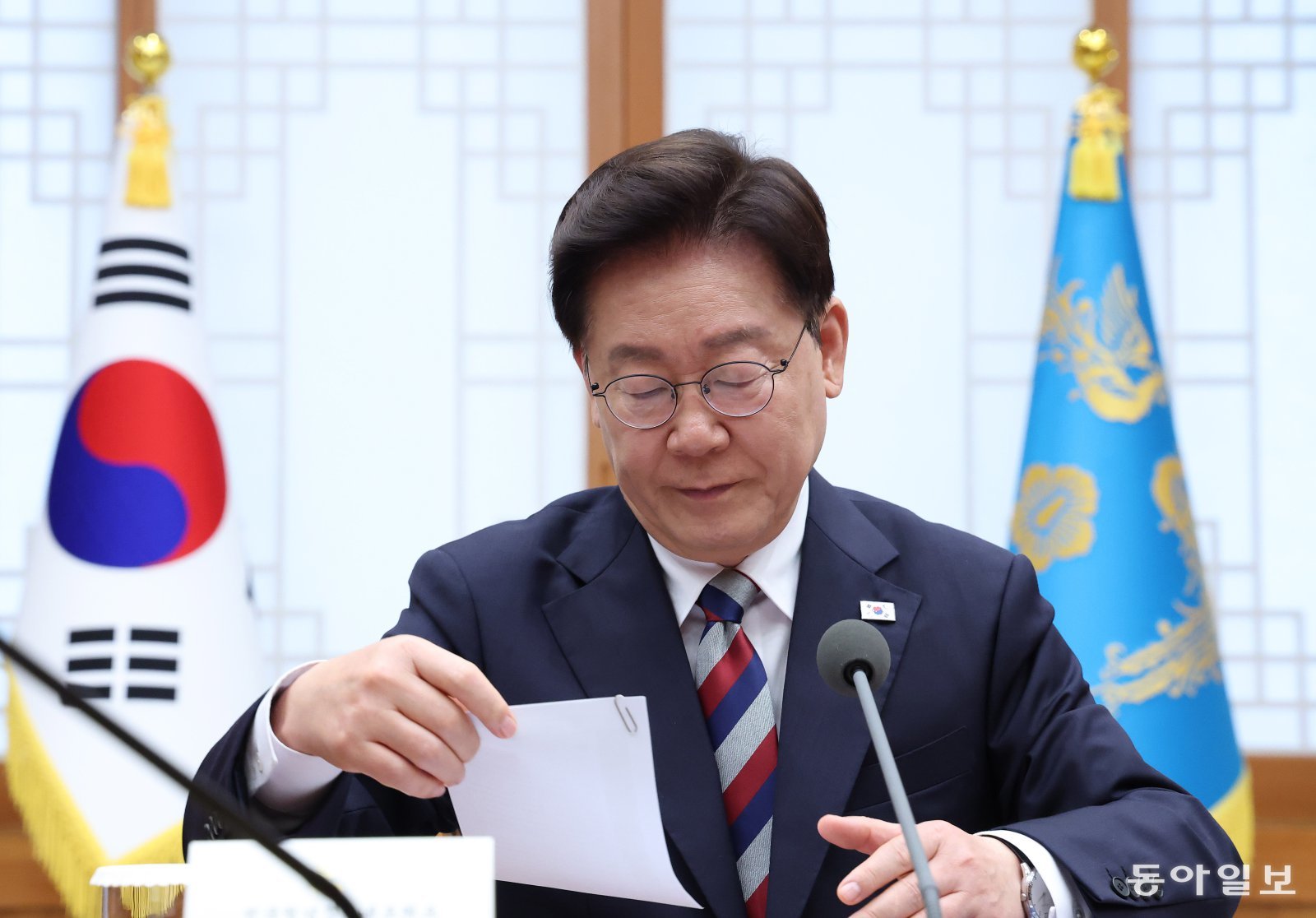 President Lee's Support Hits Record Low as Public Demands Leadership Overhaul