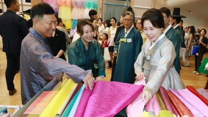 김혜경 여사 “한복 유네스코 등재 힘 보태겠다”…박람회 방문