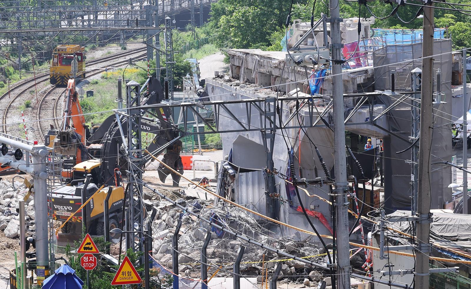 Seoul overpass collapse: Authorities investigate city, Korail over safety failures