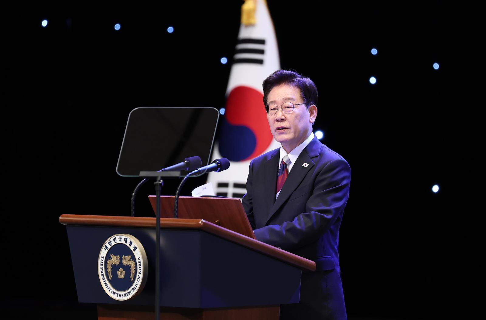 Lee: Let's Start Talks to End the Long War