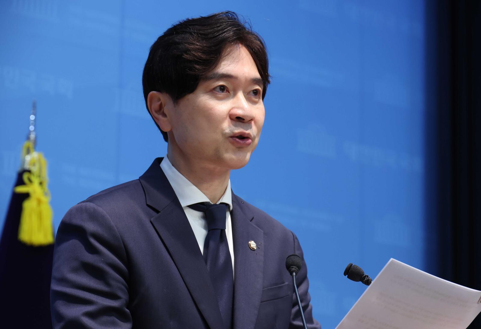 Opposition slams president's golf diplomacy as 'ploy' for constitutional change