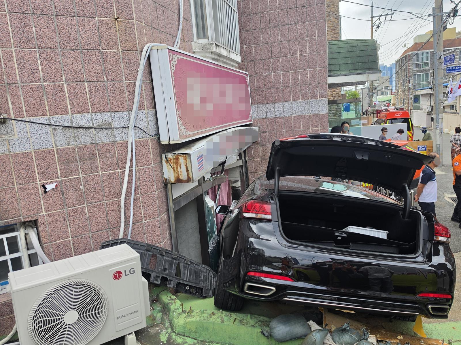 부산서 승용차 미용실로 돌진해 3명 부상