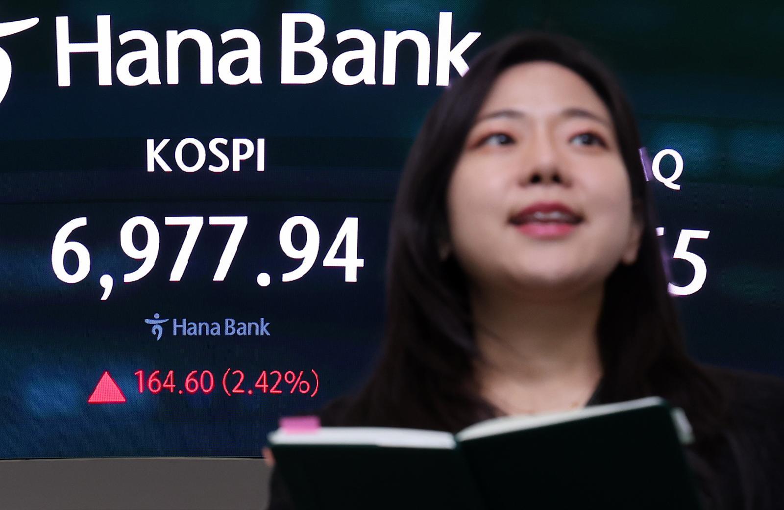 ‘변동성’에 지친 개미, 美지수 ETF로…커버드콜 담고 레버리지 매도