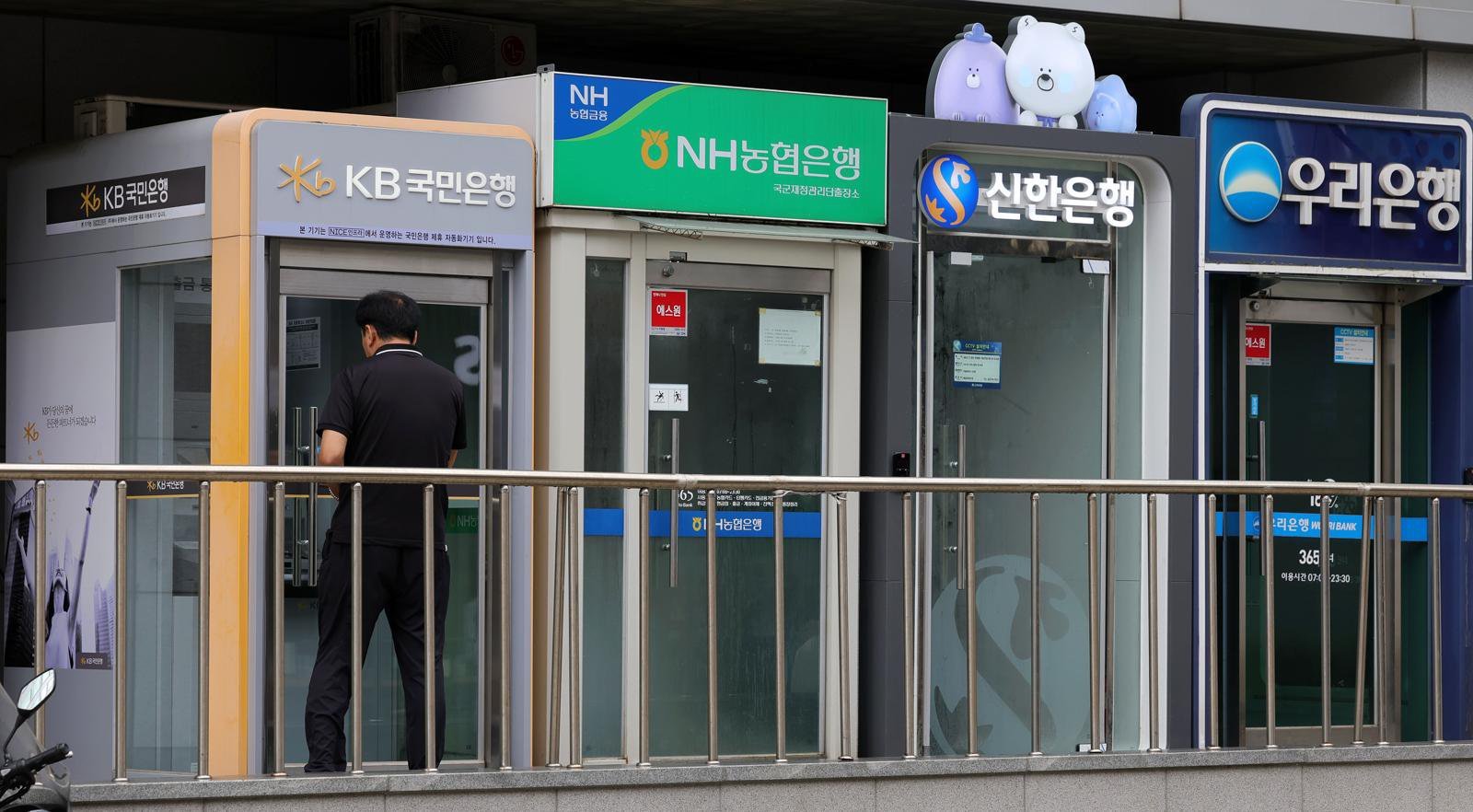 4대 은행 직원 급여, 삼성전자보다 더 받는다…평균 7150만 원
