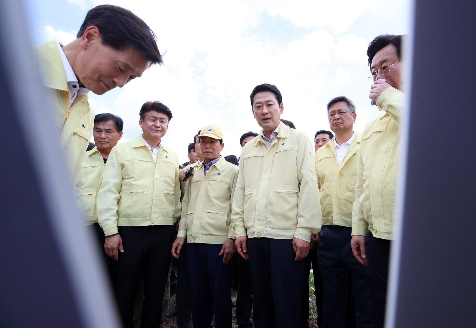 장동혁 가뭄 현장서 ‘인간 받침대’ 논란…“의원 자격 없다” vs “몰랐던 일”