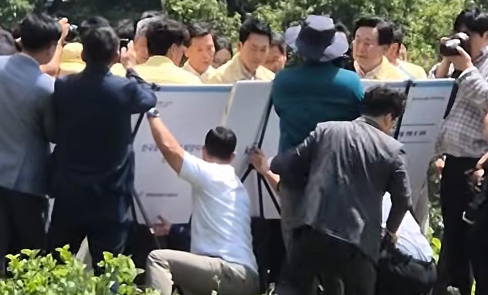 장동혁 가뭄현장 방문때 ‘인간받침대’ 논란