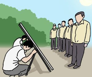 땡볕에 ‘인간 받침대’ [횡설수설/신광영]