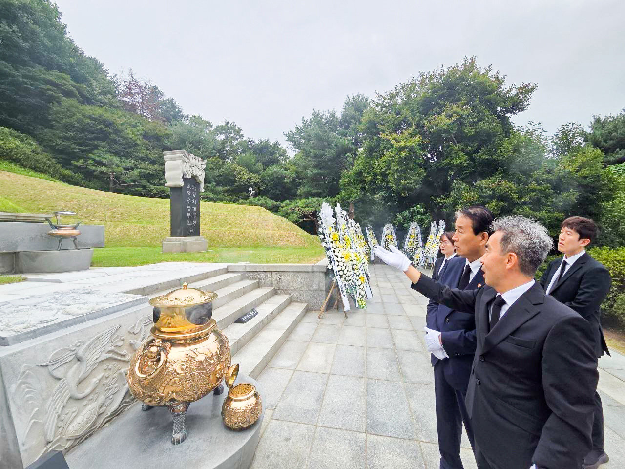 육영수 여사 묘소 찾은 보훈부 장관