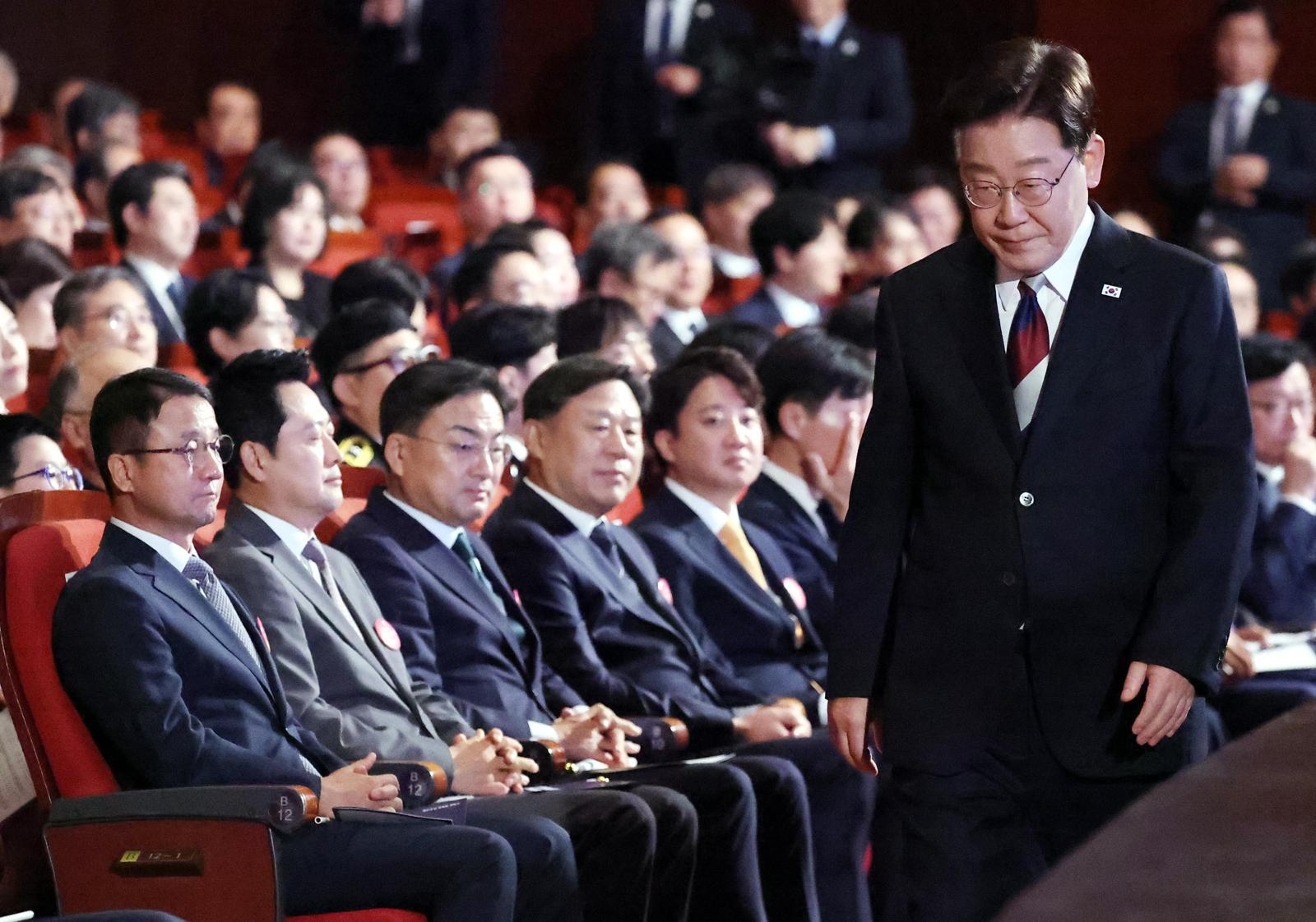 與, 연임용 개헌 주장 일축… 野 “지지율 하락 국면전환 의도”