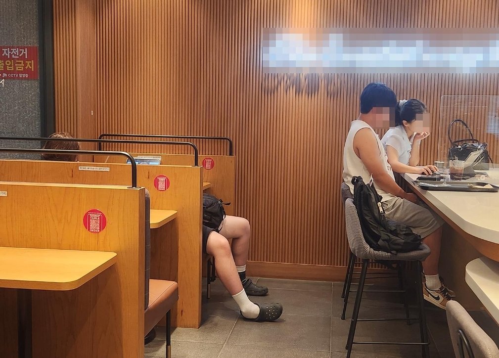 카페 소파에 ‘눕방 커플’…“동행녀 무릎베개 삼아 벌러덩, 러브버그냐”
