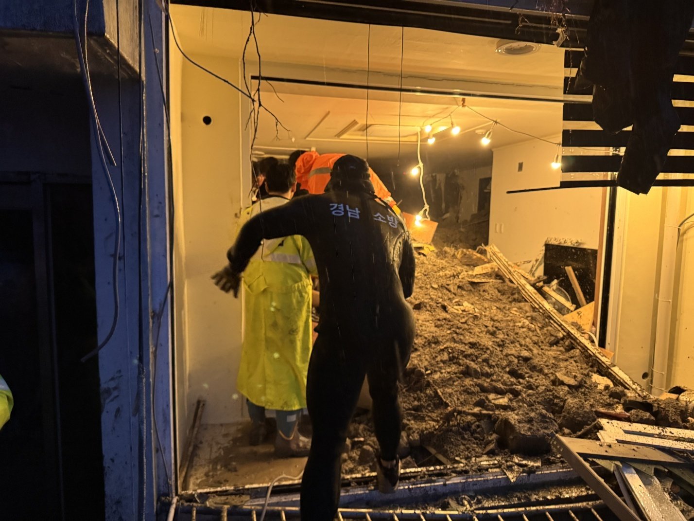 거제 산사태 아파트 덮쳐 1명 사망·2명 부상…통영서도 1명 부상