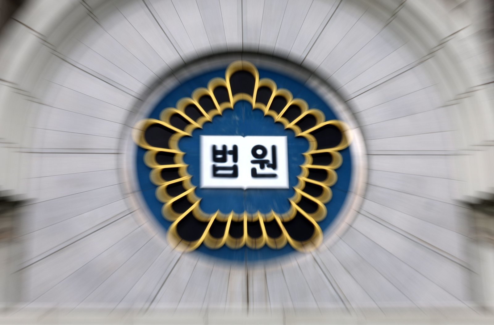 유통기한 지난 음식 챙겼다가 기소된 20대 편의점 알바생…법원 판단은