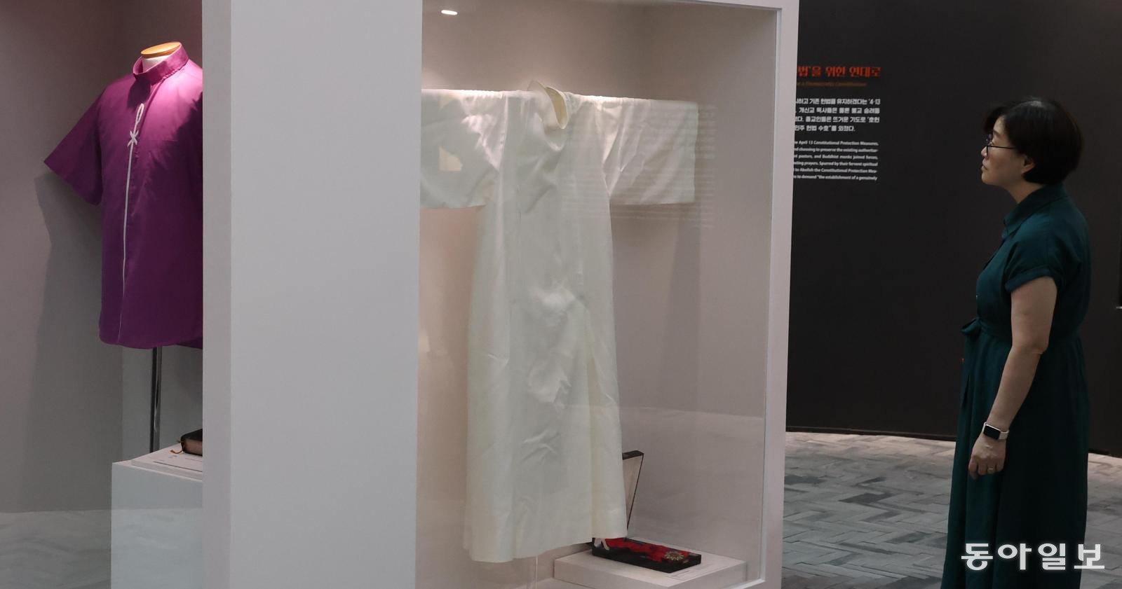“학생들 체포하려거든 나를 밟고 가라” 종교인들의 저항