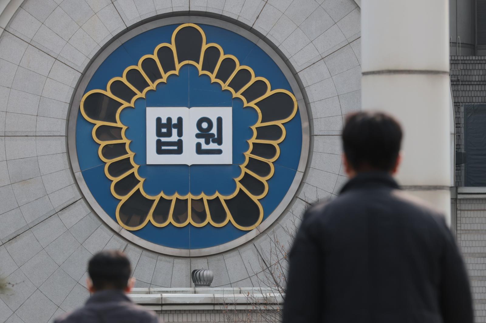 “재판 진행 불만” 소송 당해 변호사 찾는 판사들