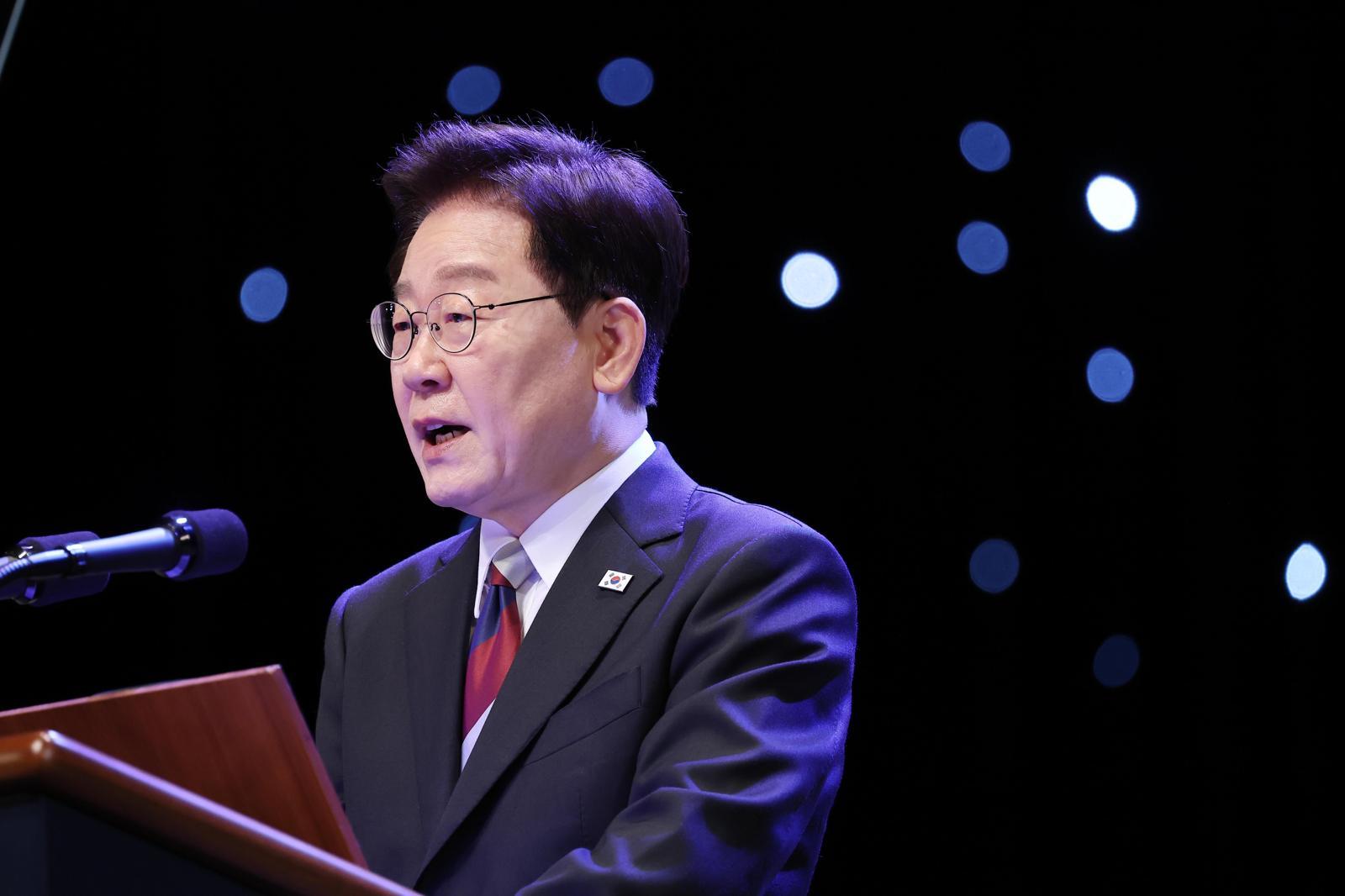 李 “與, 새 지도부 중심 하나로 똘똘 뭉쳐야”