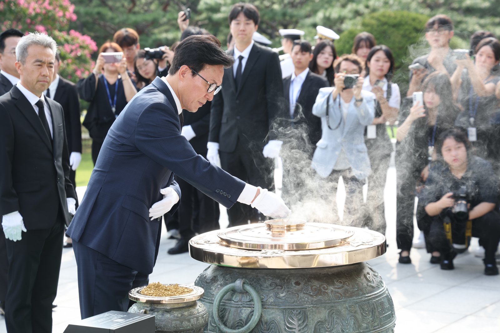 현충원 찾은 김민석 민주당 지도부…“황금시대 기관차 되겠다”